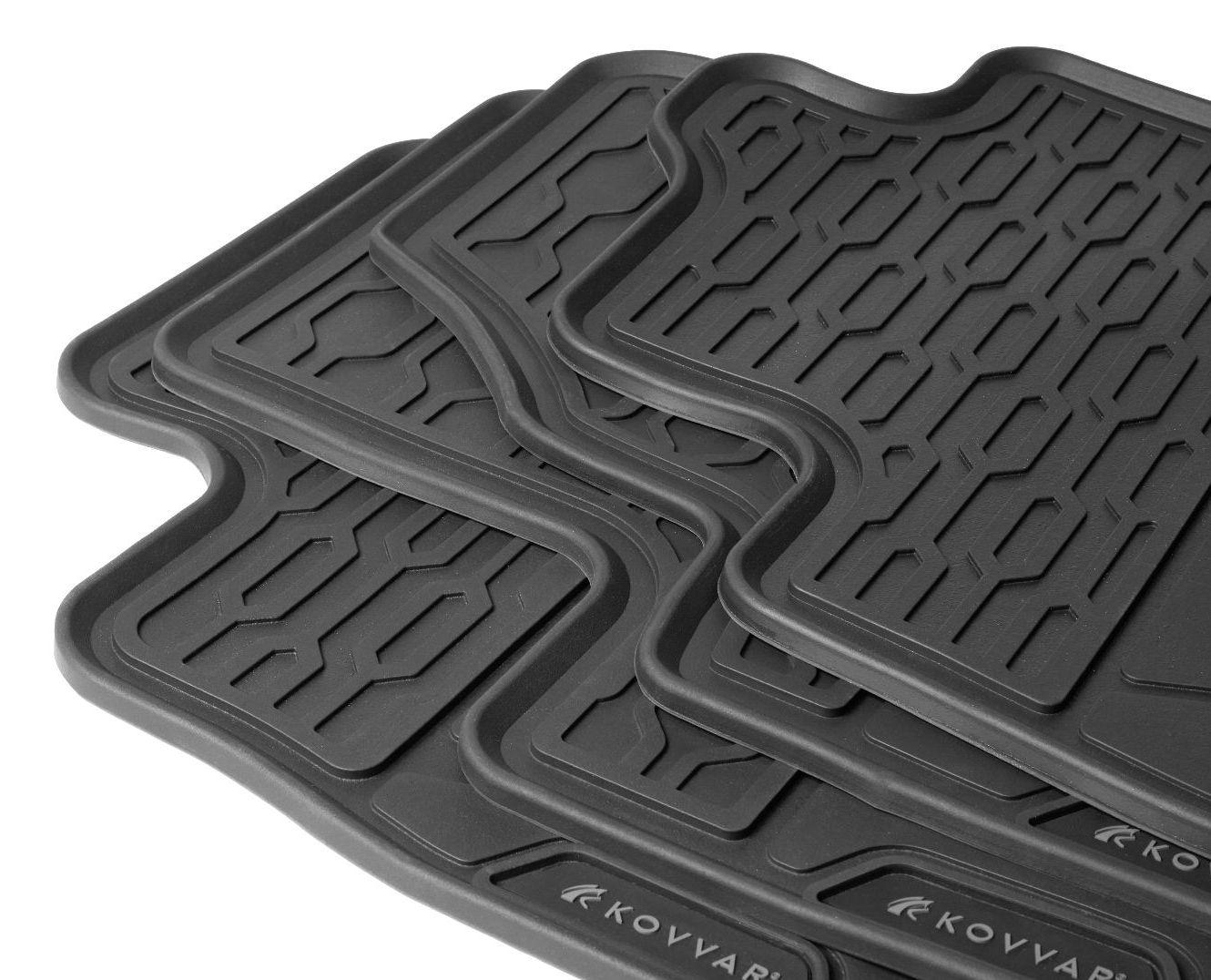 Nettoyez Les Tapis De Sol De Voiture En Caoutchouc Noir Sous Le